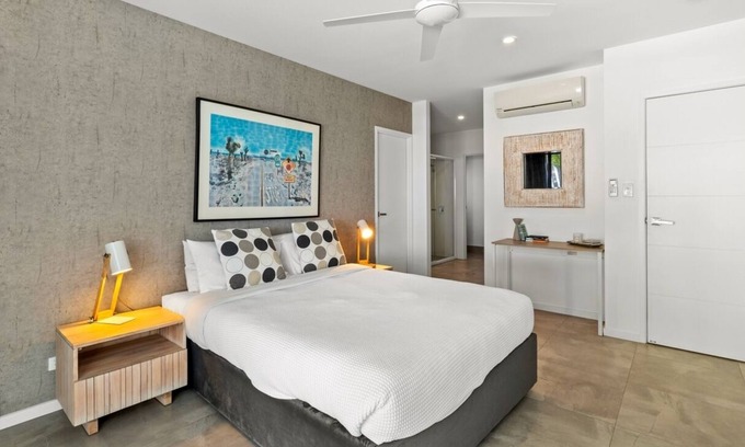 Oak Beach Maison | Tenterfield on Oak is the serene tropical beachfront retreat you have been searching for!
