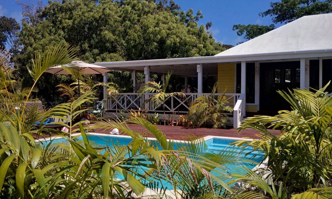 Dickenson Bay Cottage | TERRA COTTAGE Caribbean Cottage - immense porche couvert et piscine privée et drivewa