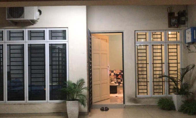 Taman Pelangi Maison | Terrace house near Stulang Laut CIQ Midvalley KSL for 7Pax