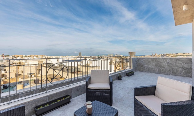 Msida Appartement | Terrace View - Charming Two Bedroom Penthouse AC/WIFI