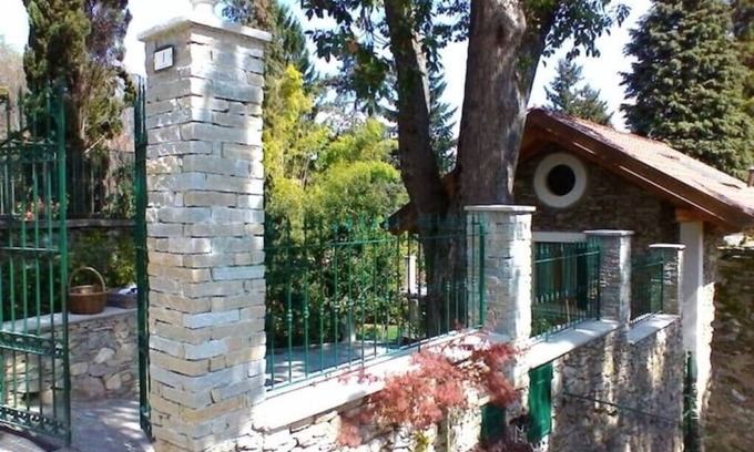 Oggebbio Appartement | Terraced studio on a botanical garden, facing lake Maggiore