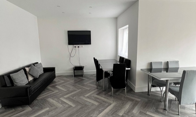 Cranbrook Maison | Terrific 5bedroom house with WiFi ,2 min walk to RedBridge underground station