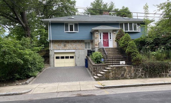 Brook Farm Maison | Terrific vacation house only 4.5 miles away from downtown Boston