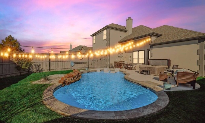 Rowlett Maison | Texan Sunny Oasis, 5 BED, Private Pool, Hot tub