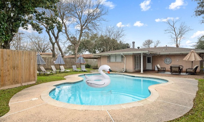 Texas City Maison | Texas City Palace: 6 beds, Pool-sleeps 12+