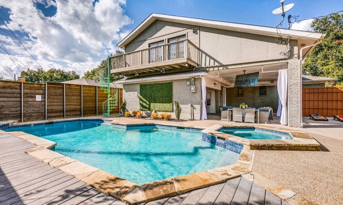 White Rock Hills Maison | Texas Experience Near Downtown