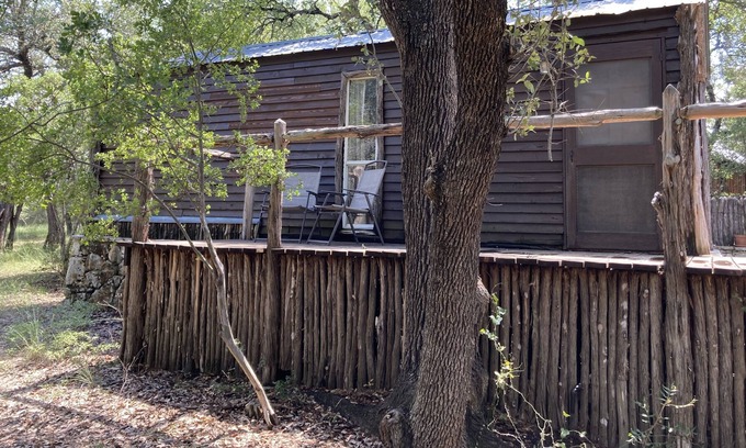 Round Mountain Cabine | One Bedroom Cabin with Queen Bed and Twin Bunks