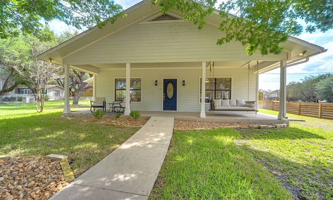 Camp Wood Maison | Texas Hill Country Retreat - Walk to Nueces River!