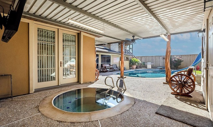 Spring Branch East Maison | Texas Size + Pool + Hottub + Bar + 8 bedroom+ Ping Pong + Guest Suite