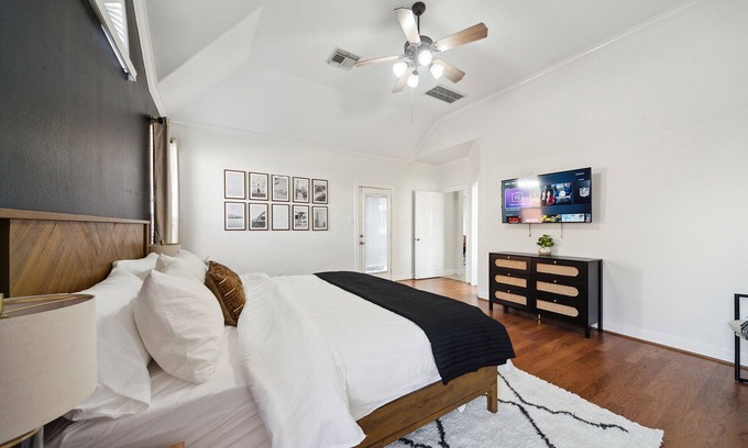 Klein Maison | Texas Themed Modern Spacious Getaway w/ Hot Tub & Games - PETS - Mid Term Stays