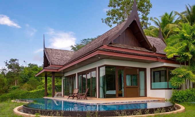 Ko Kaeo Villa | Villa privée au sommet d'une colline de style THAI avec piscine à débordement, vue sur l'océan et lit king-size