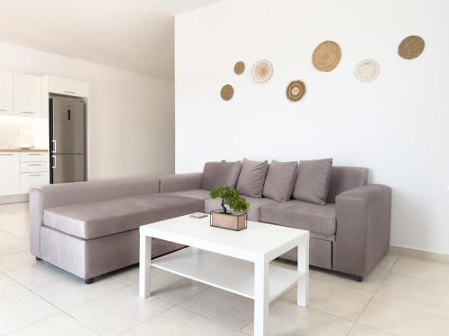 Oropos Appartement | Thanos' seaside suite
