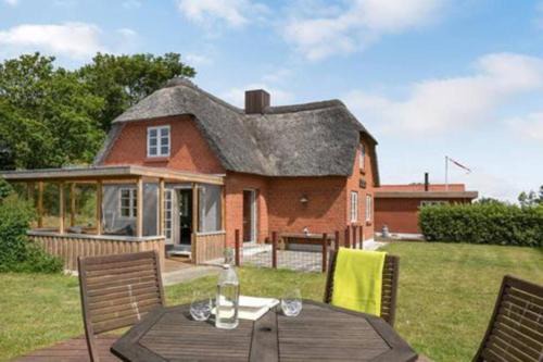 Remmer Strand Maison | Thatched Holiday Home in Struer, Jutland with a view