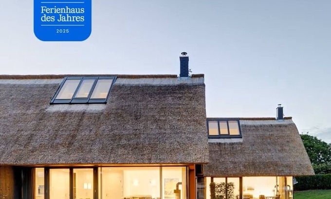 Putbus Maison | Thatched roof meets modernity, lake view; sauna, garden and much more...