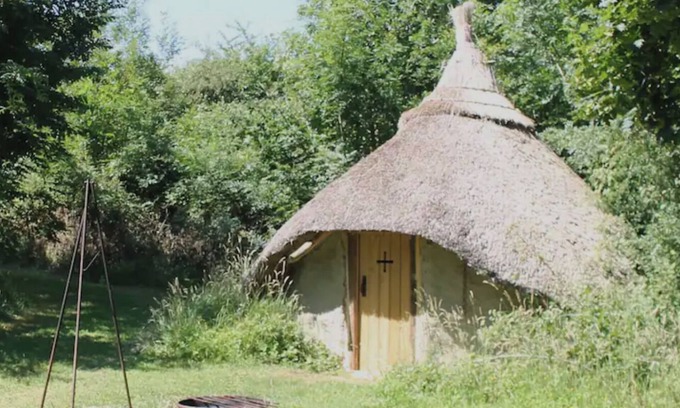 Ash Cabine | Thatched roundhouse in Somerset woodland; off-grid relaxation & campfire cooking