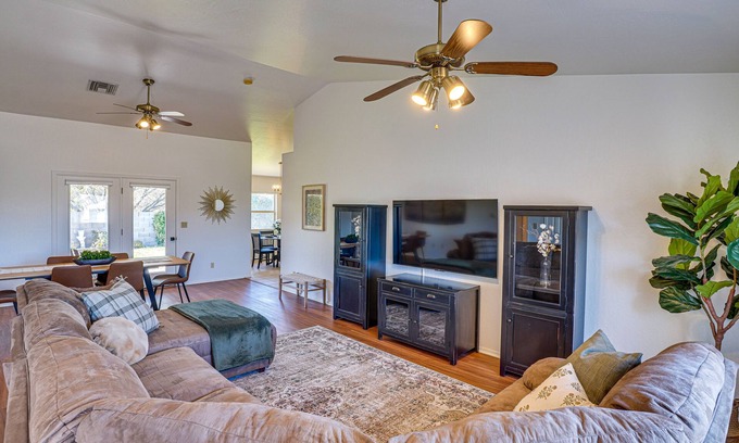 Thatcher Maison | Thatcher Home w/ Fenced Backyard: 3 Mi to Downtown
