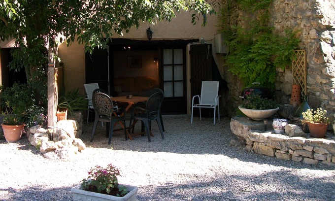 Lorgues Appartement | La piscine de 10 m x 5 m est partagée, tout comme le grand jardin naturel