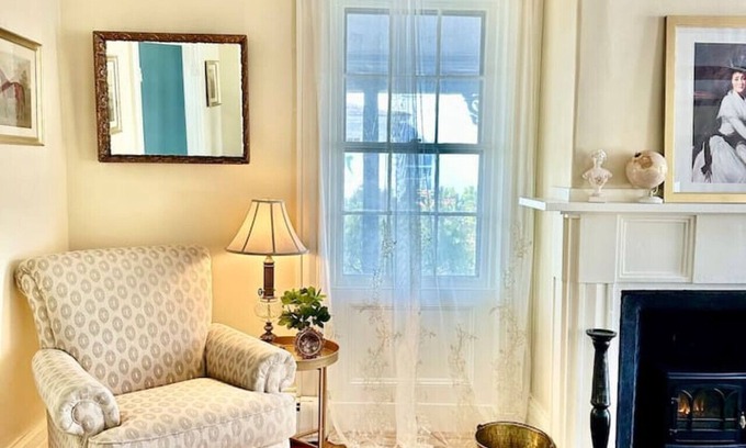 Groton Maison | The 1828 Carriage House. 5 King & 4 Twin beds.