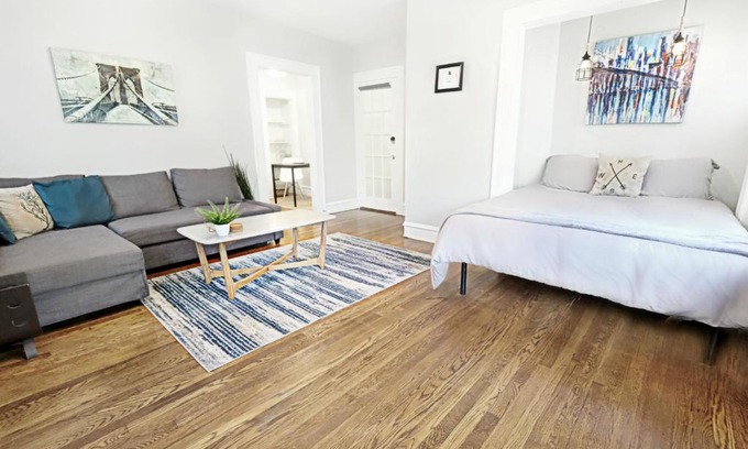 Lower Greenville Appartement | The 1920s Mainstay Studio Flat on Lower Greenville