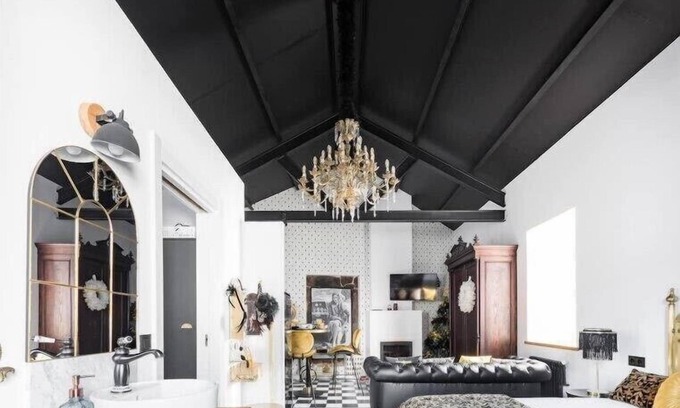 Corcubion Appartement | The 20's Suite. Loft with bathtub, outdoor terrace and wood-burning fireplace.