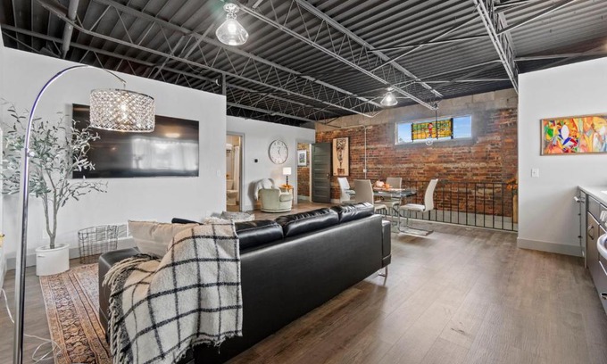 Fort Wayne Appartement | The 418. An 1866 Build with Modern Comforts