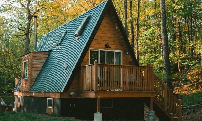 Stamford Cabine | The A-Frame on Pudding Hill - Wood Burning Cedar Hot tub!