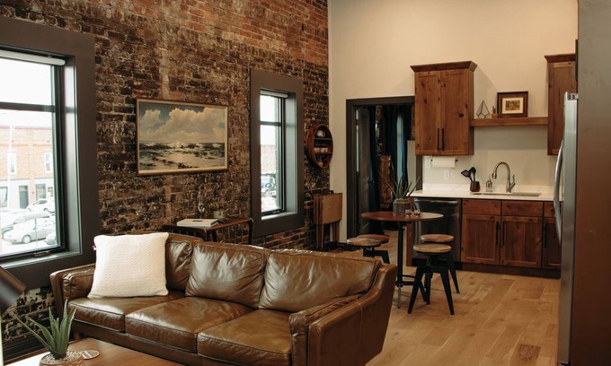 Leitchfield Appartement | The Aaron is a charming 2-bedroom/ 2 bathroom apartment.