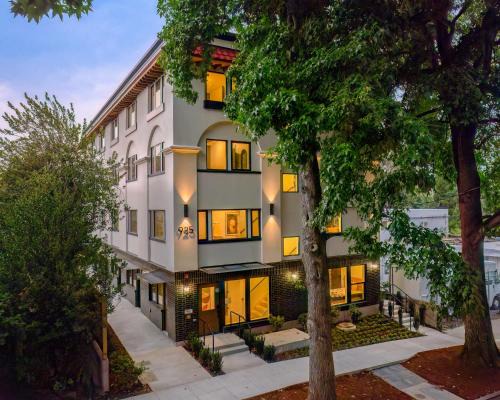 Kerns Maison | The Adelynn - 5BR Modern Luxury - Central Spot
