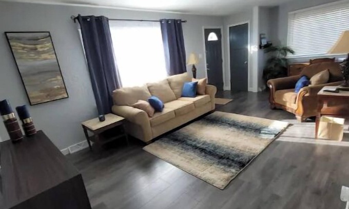 Greater South Side Maison | The Airport Sanctuary. Minutes to Airport and DWTN.