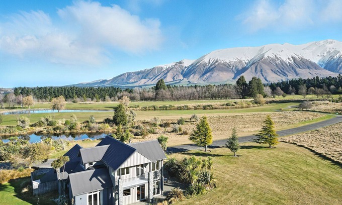 Windwhistle Maison | The Alpine Edge - Windwhistle Holiday Home
