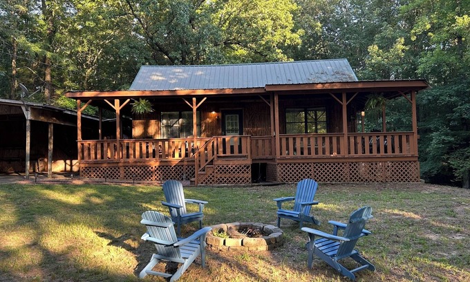 Pope Cabine | The Angler at Enid Lake is a quiet & cozy 3-bedroom cabin