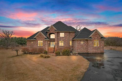 Whittaker Maison | The Ann Arbor Estate - 5BR Home with Theater & Deck