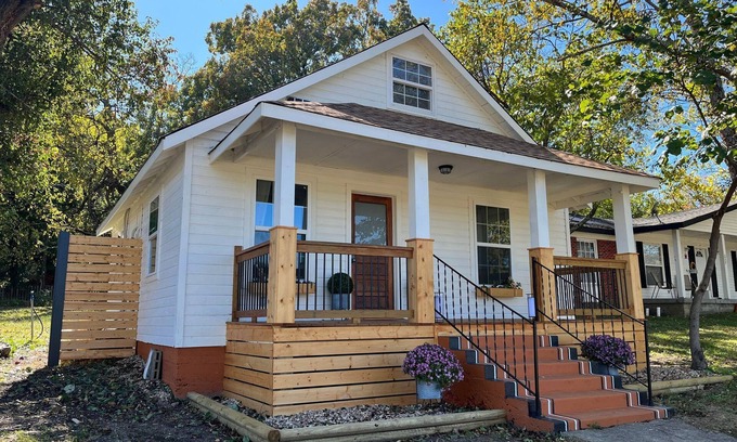 Mammoth Spring Maison | The Archer House - 1 Block from Spring River. 2 Bedrooms + Loft Bedroom!