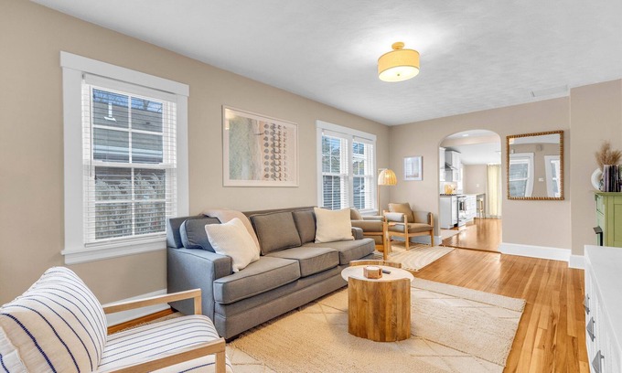 Devon Maison | The ARLO - Walk to Brewery and Restaurants