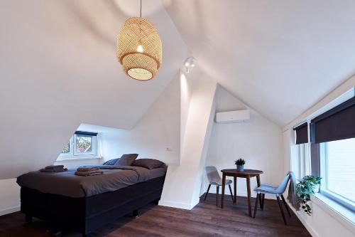 Stratum Maison | The Art Gallery - Jean-Michel's Place - By T&S