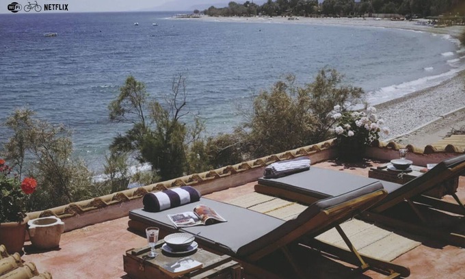 Aigialeia Cottage | Beau studio rustique en front de mer + sur le toit! 3 mètres de la plage