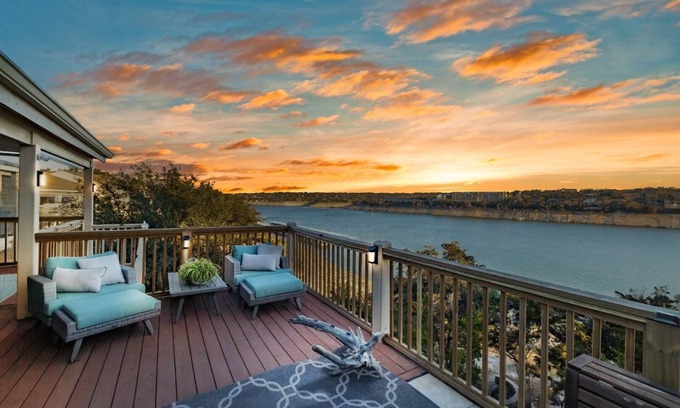 Point Venture Maison | The Ascent - Lakefront Private Doc Sleeps 10