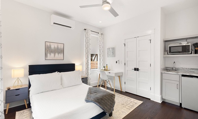 Westside Appartement | The Ashley Suite at 697 King