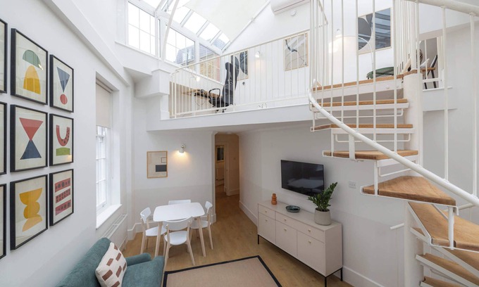 Vincent Square Appartement | The Atrium: High Ceilings & Workspace, Victoria