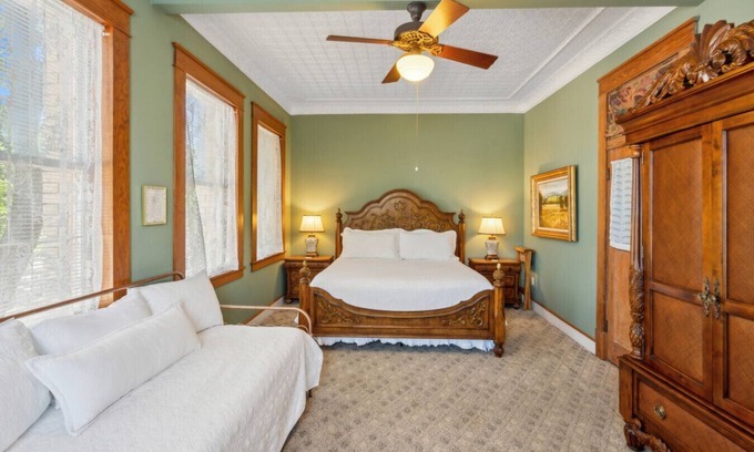 Eastland Hôtel | The Austin Room at The Eastland Historic Hotel