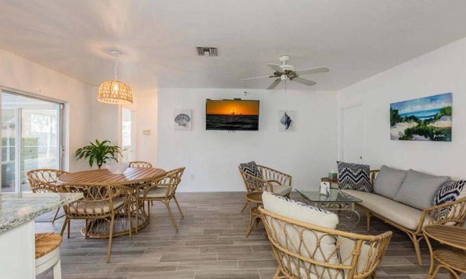 Marco Island Maison | THE AVIARY for SPACIOUS YET SEPARATE LIVING.