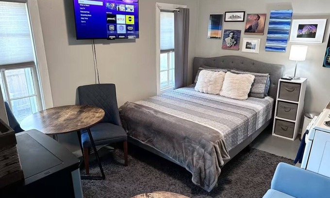 Central Gardens Maison | The Back House - Midtown Memphis Guest House with Private Entrance & Backyard
