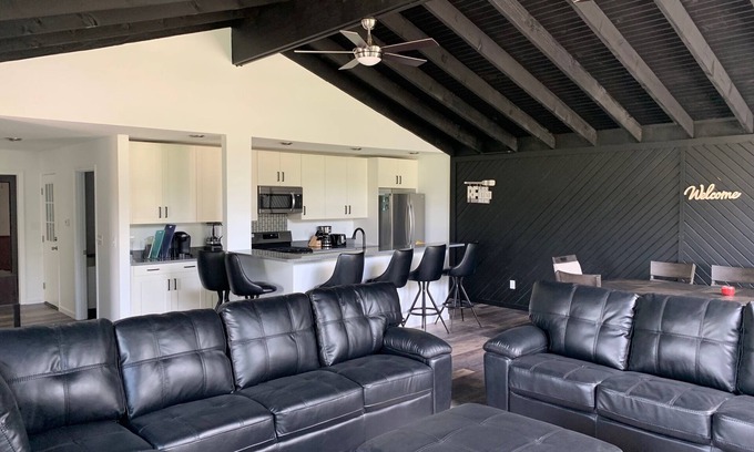 Sandusky Appartement | The Bam Bam Suite Above Bedrock Tavern