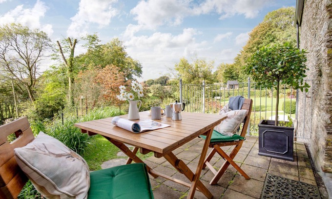 Clearbrook Maison | The Barn at Yeoland House - sleeps 5 guests in 3 bedrooms