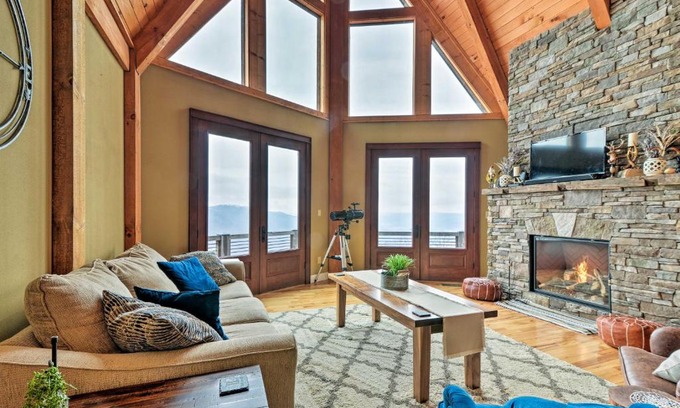 Caldwell Maison | The Barn House Caldwell Mtn Retreat with Hot Tub!
