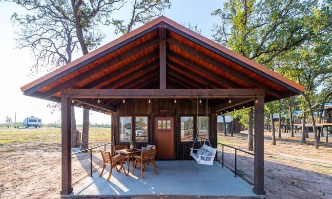 Elm Mott Chalet De Ski | The Barn Swallow Cabin 15MIN to Magnolia & Baylor
