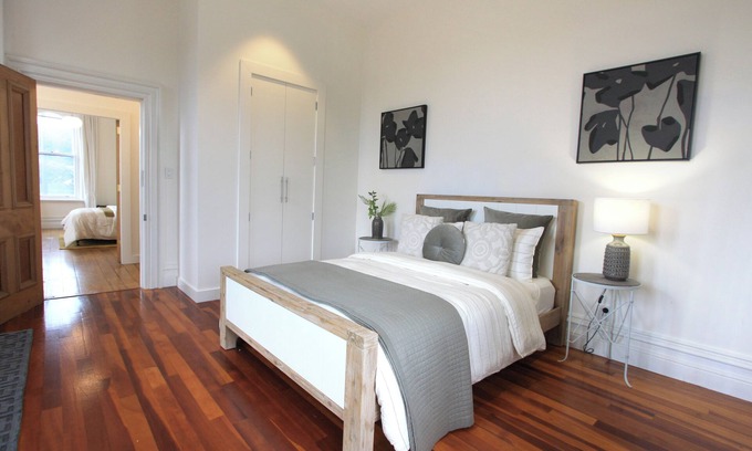 Wellington Maison | THE BARRACKS – THE OLD MT COOK POLICE STATION Pet friendly, free parking 4 cars