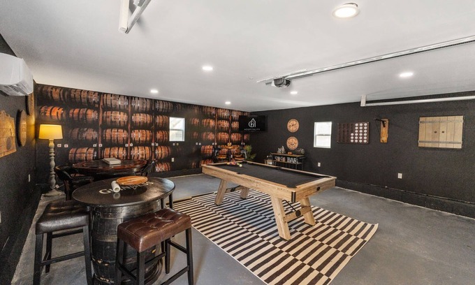 Columbus Maison | The Barrel House I Hot Tub I Theme Room
