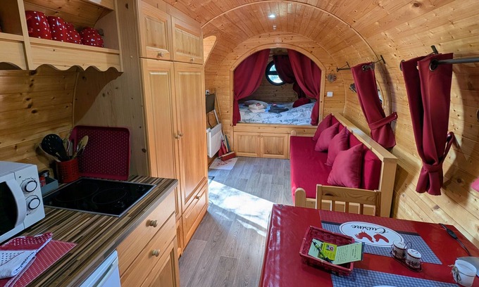 Mantoche Cottage | The Barrel: Unique stay for two by the Saône River