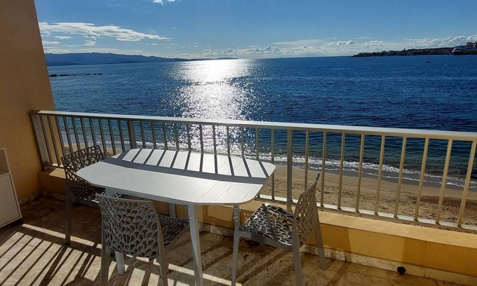 Le Ricanto Appartement | La plage à vos pieds, magnifique vue sur Ajaccio, pour 2 personnes, climatisé